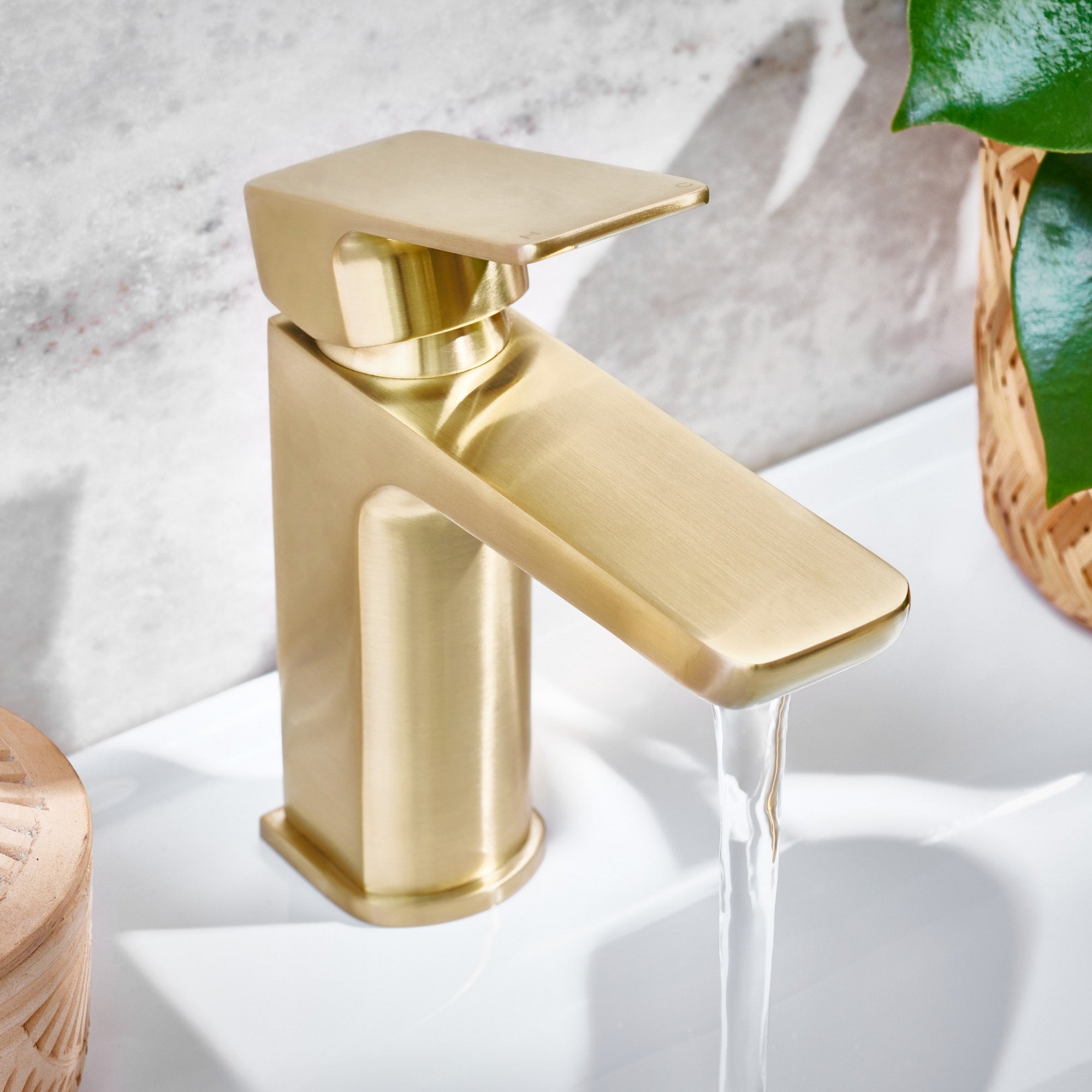Altus Basin Mono Mixer Brushed Brass Basin Fixed